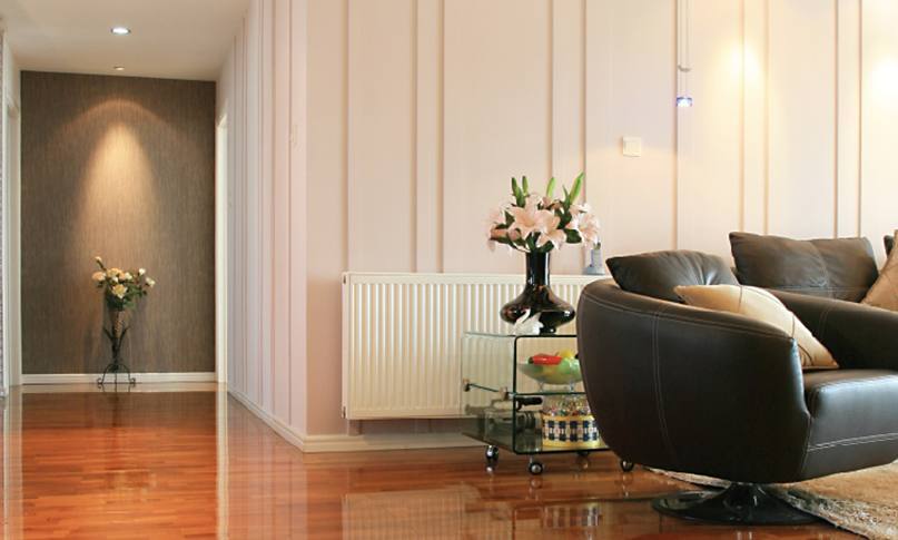     在我們挑選暖氣片時，不僅要看價格，還要看產(chǎn)品和服務(wù)，才能避免吃虧上當(dāng)。

    選擇暖氣片從哪些角度出發(fā)?

    1.看材質(zhì)

    材質(zhì)影響到產(chǎn)品的使用和壽命。廠家選擇的材質(zhì)過關(guān)，不僅在使用中減少漏水等問題，還能夠延長暖氣片的壽命。用戶在挑選材質(zhì)時，可以咨詢一下鋼管或銅管的壁厚，一些特殊產(chǎn)品的片頭和壁厚是不同的，片頭需要加厚，才能抵抗住常年侵蝕。材質(zhì)要求均勻，無凸起，無水波紋。

    2.看安裝

    很多廠家都有自己的安裝隊，或者有固定合作的安裝隊。安裝人員統(tǒng)一持證上崗，經(jīng)驗豐富。對自己工廠的產(chǎn)品也比較了解，在測量、方案設(shè)計中考慮細(xì)致全面。暖氣片安裝時噪音小，測量、打孔、懸掛、打壓等步驟齊全考究，接口緊密，管路布局橫平豎直，彎管接頭少。

    3.看工藝

    暖氣片的生產(chǎn)工藝和品牌廠家密不可分。有些不良小廠家采用回收二手暖氣片，簡單去銹刷漆之后再投放市場，雖然暖氣片價格很便宜，但這種暖氣片往往使用不了一兩年就會漏水。真正品質(zhì)好的暖氣片，往往通過下料、打孔、焊接、組裝、打壓、打磨、噴涂等幾十道精細(xì)工序生產(chǎn)而成，后還有嚴(yán)格的質(zhì)檢。這樣的暖氣片使用起來才會安心。

    4.看售后

    正規(guī)產(chǎn)品都有相關(guān)的質(zhì)保協(xié)議，在質(zhì)保期內(nèi)出現(xiàn)質(zhì)量問題可以免費更換，因為暖氣片的品質(zhì)問題給用戶造成的財產(chǎn)損失，還可以通過保險賠付。強(qiáng)大妥善的售后不僅是品牌實力的體現(xiàn)，也是產(chǎn)品過硬品質(zhì)的體現(xiàn)。

    5.看品牌

    一款品牌形成往往需要多少年的沉淀和口碑傳播，才能在市場上占領(lǐng)一席之地。品牌類廠家，不僅有實力在選材、工藝方面投入較高的成本，在后期服務(wù)上也有相關(guān)的保障。一旦產(chǎn)品出現(xiàn)問題，可以免費更換，出現(xiàn)暖氣片不熱等問題，還可以上門維修。不會出現(xiàn)暖氣片漏水等問題找不到廠家、相互推卸責(zé)任等問題。

    挑選暖氣片時，不僅要看價格，還要看產(chǎn)品和服務(wù)，才能避免吃虧上當(dāng)。

    更多資訊盡在鼎格舒適家，免費設(shè)計方案和報價。鼎格舒適家m.fs-yuehua.com.cn(全稱四川鼎格舒適家科技有限公司)是知名成都地暖公司，專業(yè)提供地暖，暖氣片，中央空調(diào)，新風(fēng)，凈水系統(tǒng)的銷售，設(shè)計，安裝等服務(wù)。